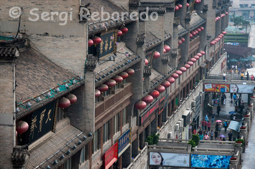 Zona cercana al barrio musulman de Xian donde se concetran la mayoría de las tiendas de artesanía de la ciudad. Después de haber visitado los guerreros de terracota; uno cree que Xi´an difícilmente puede volver a sorprendernos; pero no es así. Cuando uno se pasea por el barrio musulmán descubre cosas tan auténticas como asombrosas.