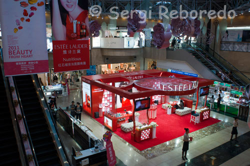 Un dels centres comercials més importanes de la ciutat amb botigues de les principals marques a la ciutat de Xian. Xi'an és rica en béns culturals, antiguitats i obres d'art.; Les zones comercials de luxe se situen principalment a Dong Dajie (East Main Street); Nan Dajie (South Main Street) i Jiefang Lu (Alliberament Road). Les botigues s'obren al voltant de les 9 am i tanquen a les 22 h.