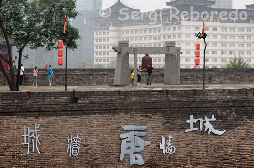 Walled area in the city of Xian. A few hundred yards of the Little Goose Pagoda, there is the South Gate of the Great Wall of Xian. Surely the most important. The Wall of Xian was built during the Ming dynasty, between 1374 and 1378; on the ancient Forbidden City in the Tang. It is a rectangular wall with 3, 4 kilometers from east to west and 2, 6 north to south. She is twelve feet tall and its base width varies between 15 and 18 meters, and at its peak between 12 and 14 meters.