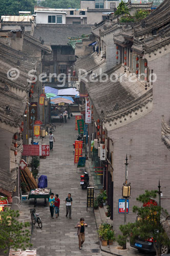 Zona propera a la muralla de Xian on es concentren diversos allotjaments per motxillers com el Jano 's Backpackers i el Ancient Street Youth Hostel.La Muralla de la ciutat històrica de Xian és una de les majors estructura defensives que persisteixen al món. Els seus 14 quilòmetres de longitud que envolten completament el recinte de la ciutat antiga de Xian i, sobretot, les enormes dimensions dels seus murs, la converteixen en una visita obligada en el nostre viatge a Xian.