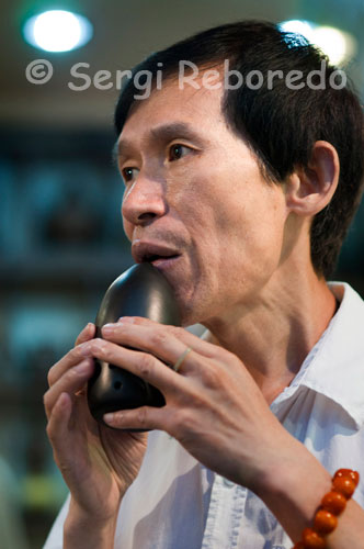 A trader in the Muslim Quarter of Xi'an. In Xi'an there is accommodation for all budgets, from small shelters for 6 euros to luxury hotels in hundreds of euros a night. Almost all hotels have air conditioning Category half, cable TV and minibar. Inside the walled area is concentrated most of the hotels, especially the higher prices.