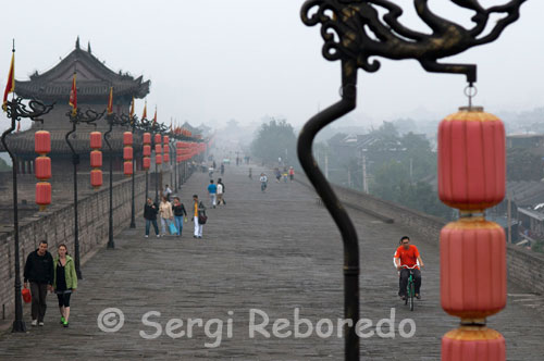 PASSEIG AMB BICICLETA A LES MURALLES DE LA CIUTADELLA objectiu de la gran amplada de la Muralla de Xian és que els soldats van poder desplaçar-se per a cavall sense problemas.La muralla de Xian va ser ordenada construir al segle XIV per l'emperador Zhu Yuanzhang de la dinastia Ming, seguint el consell d'una assessor que cada ciutat que conquistés havia de ser protegida de futurs atacs per una gran muralla. I així ho va fer, de manera que va ampliar i enfortir l'antiga muralla de Xian, construïda durant la predecente dinastia Tang.   