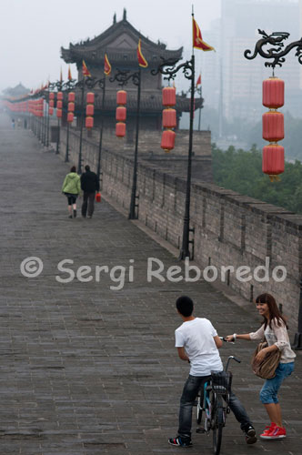 BICYCLE RIDE IN THE WALLS OF THE CIUDADQuizás the best way to say goodbye to this city is that of using the 14 miles of perimeter wall which account for a nice bike ride, that it can be rented at the access south gate. Although not as famous as others, is the best preserved city wall defending all Chinese cities. It was built between 1374 and 1378 on the Forbidden City of Ming Dynasty and today is still fully in place.