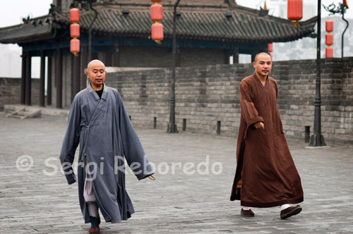 Monjes caminando por la parte superior de la muralla de Xi´an.Su forma es rectangular; elevada a unos 12 metros del suelo; y su ancho varía entre los 15 y los 18 metros. Cuenta con varias vías de escape además de las 4 puertas principales que están ubicadas en cada uno de los puntos cardinales.