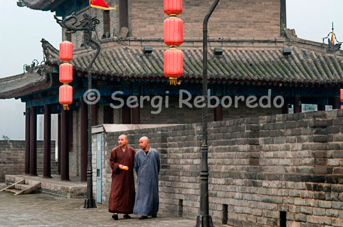 Monjes caminando por la parte superior de la muralla de Xi´an.A pesar de no ser tan afamada como otras; es la muralla mejor conservada de todas las que defendían las ciudades chinas. Fue construida entre 1374 y 1378 sobre la ciudad prohibida de la dinastía Ming y hoy en día todavía sigue íntegramente en pie.