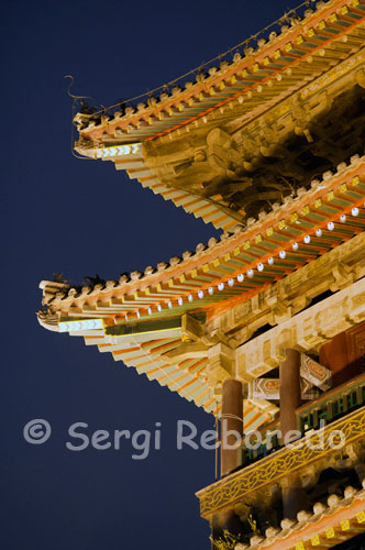 Lateral de la Torre del Tambor a Xi'an. D'estil tradicional xinès, i construït en 1380 durant la dinastia Ming, la torre del Tambor tenia la mateixa funció que la de la Campana. Està situada sobre una plataforma de pedra, sobre la qual s'eleva un edifici de fusta de dues plantes amb una alçada total de 34 metres des de la qual es tenen bones vistes de la ciutat quan el cel ho permet. En el seu interior es mostra un gegantí timbal que en l'antiguitat retrunyia a diversos quilòmetres cada vespre; anunciant el tancament de les portes de la muralla. Actualment, en una sala annexa es celebren actuacions musicals cada dia ia l'exterior s'exhibeixen una desena de tambors de grans dimensions.