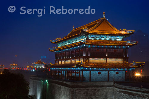 Bike ride in the walls of the nightfall CIUDADAl the lights surrounding buildings on the main access as well as red lanterns scattered throughout the wall, providing an ideal romantic and mystical touch to say goodbye this city, keeping within its walls all the majesty, essence and history of ancient China.