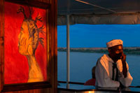 Creuer al llarg de les Cascades Victòria a bord del "African Queen". Relaxeu-vos i gaudi de les nostres postes de sol africanes dels nostres vaixells de creuer de luxe ... "Un riu d'encant i colors màgics que esclaten al cel creant pròpia obra mestra de la naturalesa", és l'única manera de descriure la posta de sol d'Àfrica sobre el Mighty Zambezi. Creuer al llarg de les ribes del riu, i veure l'espectacular paisatge que és propi santuari de la natura, i la llar dels "hipopòtams rient", els "ocells cantant" i els "cocodrils trencar-se", mentre gaudeix de la seva beguda i gaudir de deliciosos aperitius. Gaudiu de l'hospitalitat del nostre guia professional i el capità, mentre es relaxa i gaudeix dels deliciosos aperitius i refrescs refrigerats. Consulteu el "fum que trona" mentre navega suaument la part superior del riu Zambezi. Gaudiu dels mites i llegendes que els nostres guia comparteix contes de les tribus locals.