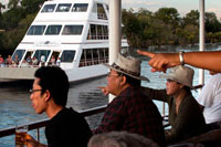 Crucero a lo largo de las Cataratas Victoria a bordo del "African Queen". Otros barcos que navegan en el río Zambezi. Este es el barco "Lady Livingstone". En el río Zambeze en Cataratas Victoria hay muchos tipos diferentes de crisis para elegir, el tiempo es un crucero desayuno temprano por la mañana o un crucero salida del sol, que podría ser un crucero con almuerzo o cena, o incluso un crucero para beber refrigerados. Hay algo para todo el mundo. Los clientes son recogidos de su hotel en Victoria Falls y transferidos al embarcadero. A su llegada los huéspedes son recibidos en el barco. Al sentarse, se le dará una charla de seguridad y una breve historia del río en el comienzo del viaje. A continuación, un crucero por el río Zambeze corriente abajo hacia los cae a Palm Island antes de darse la vuelta y de crucero de vuelta en sentido ascendente. Se llega a ver hipopótamos, cocodrilos, así como una gran cantidad de aves.