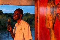 Creuer al llarg de les Cascades Victòria a bord del " African Queen" . Altres vaixells que naveguen al riu Zambezi . Alt Zambeze Creuer pel riu és una meravellosa manera de gaudir de l'atmosfera d'aquest magnífic riu .... vegetació riberenca Lush , avifauna prolífic i abundant caça , ho recomanaria encaridament aquesta activitat , especialment si vostè no ho ha fet el piragüisme superior Zambezi . Hi ha una varietat de creuers disponibles al matí d'hora , l'esmorzar i la posta del sol . També hi ha una varietat de vaixells de petites embarcacions privades de 8 a 10 persones fins a grans vaixells de festa que porten 120 persones . A Zimbabwe els vaixells llancen uns 5 quilòmetres aigües amunt de les Cascades Victòria i de perills manera de passar la vora , algunes persones solen desconfiar d'aquest . Els vaixells més grans normalment dirigeixen aigües amunt una mica i després es donen la volta per tornar a poc a poc li dóna un munt de temps per prendre realment en la magnificència del seu entorn . Vostè veurà un munt de cocodrils i hipopòtams i aus és espectacular . Sovint es veuen elefants creuant el riu per arribar a l'exuberant vegetació a l'illa del riu Zambezi.