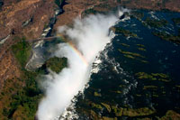 Vistas aéreas de las Cataratas Victoria. En nuestras mentes, no hay mejor manera de conseguir un verdadero sentido de la inmensa escala de las Cataratas Victoria que desde el aire. Cuando las cataratas se encuentran en alto flujo (como lo fue para nosotros), esto puede ser la mejor manera de ver las cataratas como las vistas de tierra serían inundados con niebla. Hay un par de formas populares para lograr vistas aéreas de las caídas - helicóptero y ultraligero / ultraligeros. Basándonos en nuestra experiencia, el viaje en helicóptero duró unos 15 minutos e hizo varios circuitos por encima de las cataratas que proporcionan al fotógrafo un montón de oportunidades para tomar fotos decentes (a menos que usted es la persona de mala suerte en el asiento trasero del medio). Si usted tiene una cámara réflex digital, le recomiendo disparar en modo servo para que pueda hacer varias tomas en un corto período de tiempo. A diferencia de los tours en helicóptero en Hawai u otras partes del mundo, no necesariamente te asiento en función del peso como Julie y yo en realidad consiguieron las plazas traseras durante nuestra visita.