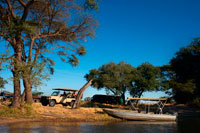Des Victoria Falls és possible visitar el Botswana . Específicament el Parc Nacional de Chobe . El Parc Nacional de Chobe , a Botswana és només un 1 ¾ hores en cotxe de Livingstone . És una de les majors reserves de caça al sud d'Àfrica i famosa pel nombre d'elefants que hi viuen. El riu Chobe flueix mandrosament a través de les planes d'inundació de Caprivi i proporciona un refugi per enormes ramats de búfals i elefants , zebres , nyus i impala que són seguits de prop pels depredadors com lleons , hienes , l'esmunyedís lleopard i el paquet imparell de la qual ara és rara salvatge gos . La vida de les aus en particular , és excepcional . Viatjant a Chobe inclou una travessia emocionant en vaixell del riu Zambezi en el punt on els 4 països de Zàmbia , Zimbabwe , Botswana i Namíbia es troben. El Safari comença amb un creuer al matí gameviewing al riu Chobe amb te , cafè , begudes i aperitius que se serveixen a bord. Grans bandades d'aus, grans ramats d'hipopòtams i cocodrils són molt grans per tot arreu . Després de desembarcar , el dinar es pren llavors en el Chobe Marina Lodge , que té vistes al riu Chobe i les planes més enllà . A la tarda , els vehicles de safari oberts s'utilitzen per a un safari al parc . Anunci d'un safari molt d'hora al matí per a tots els viatges de nit en el matí del dia dos i tres, depenent del seu viatge.