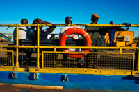 Transbordador para cruzar el río Chobe . Desde Victoria Falls es posible visitar el cercano Botswana. Específicamente el Parque Nacional de Chobe . Chobe , que es el segundo parque nacional más grande de Botswana, abarca 10 566 kilómetros cuadrados. El parque está dividido en cuatro ejes principales que componen el frente del río Chobe con bosque inundable y la teca , el Savute Marsh en el oeste a unos cincuenta kilómetros al norte de Mababe puerta, los pantanos de Linyanti en el noroeste y el interior caliente y seco en el medio. Los primeros habitantes de lo que hoy es el parque eran el pueblo San , conocidos también en Botswana como los basarwa . Eran cazadores-recolectores que vivían de trasladarse de un lugar a otro en busca de agua , frutos silvestres y animales salvajes. El San fueron más tarde se unió a los grupos de la gente Basubiya y más tarde aún , en torno a 1911 , por un grupo de batawana dirigido por Sekgoma . Cuando el país se dividió en varios sistemas de tenencia de la tierra , a finales del siglo pasado y principios de este siglo , la mayor parte de la zona que ahora es el parque nacional, se clasifica como tierras de la Corona . En 1931 la idea de crear un parque nacional en la zona fue planteado por primera vez , con el fin de proteger la vida silvestre en peligro de extinción y para atraer a los visitantes . En 1932 , un área de unos 24 000 kilómetros cuadrados en el distrito de Chobe fue declarada área de no caza y al año siguiente , el área protegida se incrementó a 31 600 kilómetros cuadrados. Sin embargo , las infestaciones de la mosca tsé-tsé pesados ??resultaron en la idea caer en 1943.