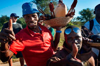 Venedors d'artesanies , a la frontera entre Botswana i Zàmbia . Des Victoria Falls és possible visitar el Botswana . Específicament el Parc Nacional de Chobe . Just a la frontera amb Zàmbia , al costat del museu de lloc , és un suport de curiositats excepcional . Els escultors i els comerciants provenen majoritàriament de la localitat de Mukuni , encara que els productes procedeixen de llocs tan llunyans com la RDC i Malawi . Mukuni Park al centre de la ciutat té una àrea similar de venedors de curiositats . Tots dos són excel · lents llocs per comprar talles de fusta i pedra , artesanies , taulers d'escacs , màscares , tambors , polseres de malaquita , cistells i similars . En general hi ha uns 20 o 30 comerciants individuals , posant els seus productes per separat . Tots competeixen entre si i competeixen pel seu negoci . Les millors compres són cistelles makenge (aquests procedeixen exclusivament de la província occidental de Zàmbia ) , talles de fusta malaquita i pesats : hipopòtams , elefants , rinoceronts , girafes i estàtues de menor grandària , sovint fetes de gran qualitat , de fusta pesada . No obstant això, s'ha de considerar l'ètica de fomentar qualsevol tipus d'explotació addicional de les fustes dures . Tingueu en compte , també , que alguns articles de fusta , bols d'amanida especial de fusta i girafes altes i són propensos al trencament un cop arribin a casa a causa dels canvis en el clima i que molt poques vegades són ' antiguitats ' es venen en els mercats d'artesania que no siguin falsificacions res. A menys que tingui l'experiència de veure la diferència , és millor comprar aquests objectes en una botiga de bona reputació a la ciutat.