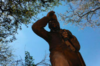 Dr. David Livingstone estatua en el borde de las Cataratas Victoria . Mosi -Oa- Tunya - El humo que truena - el nombre local de las cataratas Victoria , es reconocida como una de las siete maravillas naturales del mundo , y ha sido declarado Patrimonio de la Humanidad por la UNESCO. Sun International Zambia , The Falls Resort es un paraíso de 46 hectáreas , situada dentro del Mosi -Oa- Tunya Nacional Wildlife Park , que bordea el río Zambezi , con vistas a las Cataratas Victoria . El complejo incorpora el Zambezi Sun de tres estrellas, y el sofisticado hotel de cinco estrellas , el Royal Livingstone . La ciudad de Livingstone , fundada en 1905 , lleva el nombre del famoso misionero escocés , el Dr. David Livingstone quien exploró gran parte del área . Esta encantadora ciudad histórica tiene mucho que ofrecer al visitante , incluyendo tres museos: el Museo Livingstone recorre la historia del hombre en Zambia y tiene una buena colección de objetos relacionados con el Dr. David Livingstone , el Field Museum Cataratas Victoria que se encuentra en un yacimiento arqueológico con artefactos que datan de millones de años, y el Museo del Ferrocarril , que detallan los años en Livingstone fue la capital de trenes de una vasta región y cuando gran parte de su riqueza vinieron de los ferrocarriles. Tuve el placer de alojarme en el Royal Livingstone, reminiscencia de una época por ido de sofisticación colonial , que me ha recibido con té helado y una atención personalizada en el elegante salón.