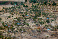 Vistes aèries de poble Mukuni. Zàmbia. Mukuni, 9,6 km (6,0 milles) al sud-est de l'actual Livingstone, va ser el poble més gran en l'àrea abans de Livingstone va ser fundada. Els seus habitants Baleya, originari de la cultura Rozwi a Zimbabwe, van ser conquerits pel cap Mukuni que va venir del Congo al segle 18. Un altre grup de Baleya sota cap Sekute vivia prop del riu a l'oest de la ciutat. Els més nombrosos habitants de la zona, però, van ser els Batoka sota cap Musokotwane basat en Senkobo, a 30 km (19 milles) al nord. Es tracta de persones de Tonga del sud, però són culturalment i lingüísticament similar al Baleya i agrupats amb ells com la "Tokaleya '. El Tokaleya va rendir homenatge a la Lozi de Barotseland però en 1838 el Kololo, una tribu sotho de Sud-àfrica desplaçats per les guerres zulus, van emigrar cap al nord i va conquistar el Lozi. El Kololo col · locar caps dels seus subordinats persones Subiya de Sesheke el Tokaleya.
