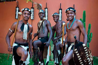 Animadores culturales a los negros vestidos con auténticos guerreros africanos desnudos en Zambezi Sun Hotel. Situado en el borde de la catarata este de las Cataratas Victoria, el Zambezi Sun Hotel refleja la riqueza y diversidad del patrimonio del país, sin pretensiones, divertido y acogedor, que captura el alma de África. Desde el momento en que entra, le espera para ser recibidos con una cálida y agradable atmósfera. Como una joya que brilla, el Zambezi Sun Hotel cuenta con una arquitectura cálida y terrosa, inspirado en una aldea africana. Los acabados simples se destacan en mosaicos y telas brillantes, así como obras de arte y accesorios de Zambia intoxicantes. Diseñado pensando en la comodidad de los huéspedes y la comodidad en mente, el Zambezi Sun Hotel está listo para que su estancia en una experiencia memorable. Inaugurado en 2001, el Zambezi Sun 3 estrellas, es un hotel resort en expansión con un ambiente informal y un diseño colorido, diversión a lo largo.