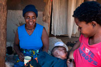 Una mujer amamanta a su hijo en Mukuni Village. Zambia. Zambia lanza una campaña para promover la lactancia materna exclusiva. En la presentación del Gobierno de la nueva campaña de promoción de Zambia para la alimentación del lactante y del niño pequeño, Ministro de Salud del país tuvo un claro mensaje para todas las madres: Exclusivamente amamantar a su recién nacido durante los primeros seis meses de vida del niño. "La lactancia materna exclusiva significa dar al bebé sólo con leche materna durante los primeros seis meses, y no hay otros líquidos o sólidos, ni siquiera agua, a menos que esté médicamente indicado", dijo el ministro de Salud Kapembwa Simbao. "Por lo tanto, es crucial que la lactancia materna a nuestros hijos se convierte en la norma en Zambia, porque la leche materna juega un papel muy importante en la obtención de la salud de los niños y es esencial para la supervivencia infantil en general."