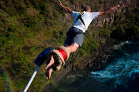 Puenting en las Cataratas Victoria sobre el río Zambezi. Seguramente Bungee Jumping 111 metros del Puente de Victoria Falls tiene que ser una de las cosas más difíciles, aterradoras, loco que hacer. No he construido el coraje todavía, pero de todas las cuentas .... Es algo que debe hacer. Gracias a Shearwater, empresa líder aventura en Zimbabwe, que tuvo la oportunidad de cumplir mi destino por el bungee saltar del Puente de Victoria Falls. El salto le lleva de cabeza al Batoka Gorge, donde las vigas de aguas blancas por debajo tratan desesperadamente de mantenerse en pie, ya que viajar a través de 5 º grado los rápidos. Las Cataratas Victoria están situadas justo detrás del puente y se puede sentir el rocío en el puente cuando el agua es alta. El puente está en la tierra de nadie, que marca la frontera entre Zimbabwe y Zambia. Fue construido en 1905 y es una maravilla de ingeniería (que tienes un montón de tiempo para apreciar una vez que has estado winched regreses de tu salto).