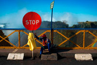 Pare la mostra al pont fronterer Zàmbia i Zimbabwe . El Pont de Victoria Falls és de 100 anys d'edat en 2005 . El Pont de Victoria Falls va ser la creació de Cecil Rhodes , una característica clau en el seu somni d'un Cap de ferrocarril del Caire , tot i que ell mai va visitar les Cataractes Victòria i va morir dos anys abans que el ferrocarril va arribar a ells - abans havia començat la construcció del pont . L'aixecament preliminar de les bases per al pont es va fer a 1900-1901 , durant l'època de la Guerra Boer estava en el seu apogeu , cap al sud de comunicacions van ser tallades , i la construcció de la via fèrria a Victoria Falls va ser molt retard , però mai ho van suspendre , al llarg militar operacions . La sorra de la guerra no va incloure Rhodèsia , i l'obra de la construcció del ferrocarril mai va cessar durant tot el període . El 1900 se li va demanar Rodes escriure un davanter per al llibre ' De Cap al Caire " per Grogan i Sharp . Ewart de Scott Grogan , juntament amb Harry de Sharp va emprendre el viatge per terra èpica des del Cap fins al Caire , encara que Grogan va ser l'únic a completar tot el viatge , i així convertir-se en el primer home en aconseguir tal empresa.