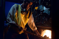 Uno de los trabajadores ferroviarios del Livingstone expreso tren de lujo de carbón alimentado tren locomotora. El tren se detiene en el puente y permitir a los pasajeros a tomar en el magnífico espectáculo y para captar que toda la foto importante del momento en que el sol africano se pone sobre una de las 7 maravillas naturales del mundo. Junto con vistas de clase mundial, el Royal Livingstone Express proporciona una fantástica experiencia de cinco estrellas a medida que viaja a través del pintoresco valle de Zambezi y en el Mosi-Oa-Tunya Wildlife Park. Los entrenadores de estilo Pullman se remontan a la década de 1930 se han restaurado a su antigua gloria creando una sensación de nostalgia y añadiendo a la autenticidad de la jornada.