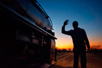 Los hombres negros dicen adiós a Livingstone expreso tren de lujo. El Royal Livingstone Express es un tren de vapor construido en la década de 1920 con los carros de estilo Pullman. Debido a la popularidad de esta experiencia de primera clase, el horario de los trenes ha, para los próximos tres meses, ha ampliado para incluir los miércoles, que le da la oportunidad de abordar el tren dos días a la semana. El viaje comenzará a las 17.00 horas los miércoles y sábados, independientemente de cuántas personas están a bordo. Si usted está en un grupo de 12 o más se puede subir al tren, los jueves y viernes también. Este tren restaurada, una empresa conjunta entre Sun International y BUSHTRACKS ÁFRICA, serpentea a través del suburbio Dambwa de Livingstone hacia el Parque Nacional Mosi-oa-Tunya, que corre paralela al río Zambezi. Usted tendrá la oportunidad de ver rinocerontes blancos, búfalos, elefantes y otros animales salvajes desde el tren.