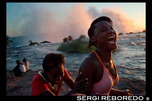 Turistas nacionales visitan las Cataratas Victoria . Victoria Falls es una ciudad en la parte occidental de Zimbabwe , al otro lado de la frontera de Livingstone , Zambia, Botswana y cerca . La ciudad se encuentra justo al lado de las cataratas. Ellos son la principal atracción, pero este popular destino turístico ofrece dos aventureros y turistas un montón de oportunidades para una estancia prolongada . El número de turistas están de vuelta a los niveles históricos , con muchos operadores turísticos añadiendo Vic Falls vuelven a sus itinerarios , y esto es fácilmente más concurrido destino turístico de Zimbabue . En respuesta , hay una gran cantidad de una cartelización y la fijación de precios , con precios de alojamiento y actividades sospechosamente altas , a pesar de que los hoteles no están llenos y operadores de actividades que no opera a plena capacidad. Este destino es ahora considerablemente más caro que otros destinos en Zimbabwe. Mosikalamosikala (que significa " el humo que truena ") , comúnmente conocido como Victoria Falls, es una de las vistas más impresionantes del mundo : dos veces más alto que las Cataratas del Niágara y varias veces más. Aunque no es la más alta , la más ancha o el mayor volumen de agua, tienen la mayor extensión de agua para cualquier caída en el mundo y son un espectáculo que no debe perderse . Tomó miles de años de erosión de Victoria Falls a aparecer como y donde lo hace ahora. Mosi -oa- Tunya , o "el humo que truena " se hizo conocido en el mundo occidental como Victoria Falls sólo después de David Livingstone primero puso sus ojos en esta maravilla natural asombrosa en 1855 , hace un instante en el tiempo geológico.