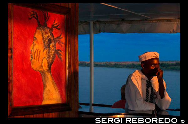 Crucero a lo largo de las Cataratas Victoria a bordo del "African Queen" . Relájese y disfrute de nuestras puestas de sol africanas de nuestros barcos de crucero de lujo ... " Un río de encanto y colores mágicos que estallan en el cielo creando propia obra maestra de la naturaleza" , es la única manera de describir la puesta del sol de África sobre el Mighty Zambezi . Crucero a lo largo de las orillas del río, y ver el espectacular paisaje que es propio santuario de la naturaleza , y el hogar de los " hipopótamos riendo ", los " pájaros cantando " y los " cocodrilos romperse ", mientras disfruta de su bebida y disfrutar de deliciosos aperitivos. Disfrute de la hospitalidad de nuestro guía profesional y el capitán , mientras se relaja y disfruta de los deliciosos aperitivos y refrescos refrigerados . Consulte el "humo que truena " mientras navega suavemente la parte superior del río Zambezi . Disfrute de los mitos y leyendas que nuestros guía comparte cuentos de las tribus locales. Experimente el río Zambezi como lo hizo David Livingstone y viajar a través de las aguas , una vez transitado por él en su camino a las Cataratas Victoria . Observar la vida de las aves acuáticas y otros residentes o migratorias. Usted puede tener la suerte de ser testigo de la gran piscina de elefante africano de isla en isla, el pastoreo o sacudir a sí mismos en las riberas del río . La puesta de sol de Zambezi es un punto culminante de su viaje y cautiva su experiencia mágica en el río Zambezi.