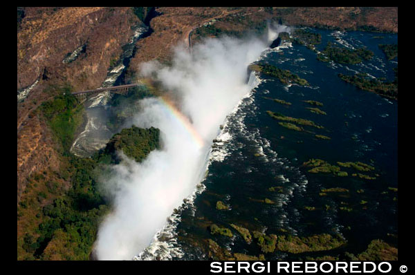 Vistes aèries de les Cascades Victòria . A les nostres ments , no hi ha millor manera d'aconseguir un veritable sentit de la immensa escala de les Cascades Victòria que des de l'aire . Quan les cataractes es troben en alt flux ( com ho va ser per a nosaltres ) , això pot ser la millor manera de veure les cataractes com les vistes de terra serien inundats amb boira . Hi ha un parell de formes populars per aconseguir vistes aèries de les caigudes - helicòpter i ultralleuger / ultralleugers. Basant-nos en la nostra experiència , el viatge en helicòpter va durar uns 15 minuts i va fer diversos circuits per sobre de les cataractes que proporcionen al fotògraf un munt d'oportunitats per fer fotos decents (a menys que vostè és la persona de mala sort al seient del darrere del medi ) . Si vostè té una càmera rèflex digital , li recomano disparar en mode servo perquè pugui fer diverses preses en un curt període de temps . A diferència dels tours en helicòpter a Hawaii o altres parts del món , no necessàriament et seient en funció del pes com Julie i jo en realitat van aconseguir les places del darrere durant la nostra visita . ULM i / o ultralleugers són , bàsicament , els parapents propulsats per motors (de vegades denominats despectivament com els motors de talladora de gespa , encara que dubto que ho fa la justícia ) . Tot i que no vam fer les ultralleugers , estic segur que l'última opció és més emocionant i alliberador . He sentit que de vegades el pilot , fins i tot pot fer fotos per a vostè com una càmera es fixa a la nau.