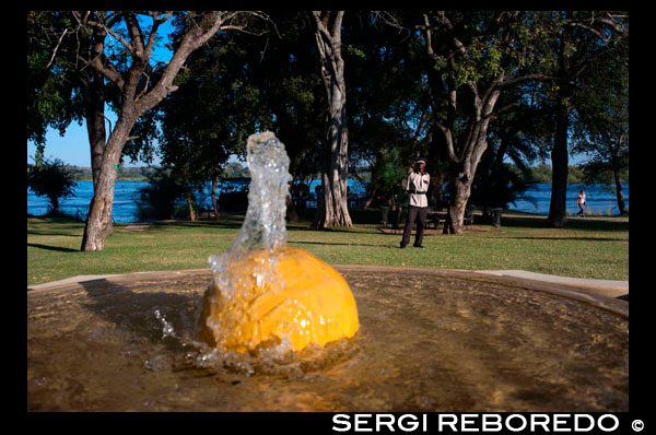 Fora de la Royal Livingstone Hotel . The Royal Livingstone Hotel està situat a la vora de Zàmbia del riu Zambezi , a prop de les Cascades Victòria . De fet , tan a prop és que l'aerosol de la cascada es pot veure des de la terrassa de l'hotel , la vora de les cataractes es pot veure des de la terrassa i hi ha un accés directe a la meravella del món dels jardins de l'hotel . I no es sorprengui en trobar-se amb zebra o impala de pasturatge sobre gespa ben cuidat i privades - The Royal Livingstone es troba al Parc Nacional de Mosi - Oa - Tunya . Àmplies , terrasses profundes de l'hotel i una decoració colonial són una reminiscència de temps més elegant i menys precipitat. Ofereix un servei al Royal Livingstone reflecteix això: El personal al Royal Livingstone han estat sotmesos a un alt nivell de capacitació per assegurar- classe mundial , un servei professional i personalitzat durant la seva estada . Hi ha un gran nombre d' activitats - des de vols panoràmics per safaris elefant -darrere - per a ser gaudit a la zona i el personal de l'hotel estarà encantat de fer recomanacions i reservar taula.