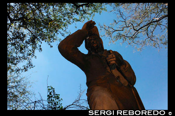 Dr. David Livingstone estatua en el borde de las Cataratas Victoria. Mosi-Oa-Tunya - El humo que truena - el nombre local de las cataratas Victoria, es reconocida como una de las siete maravillas naturales del mundo, y ha sido declarado Patrimonio de la Humanidad por la UNESCO. Sun International Zambia, The Falls Resort es un paraíso de 46 hectáreas, situada dentro del Mosi-Oa-Tunya Nacional Wildlife Park, que bordea el río Zambezi, con vistas a las Cataratas Victoria. El complejo incorpora el Zambezi Sun de tres estrellas, y el sofisticado hotel de cinco estrellas, el Royal Livingstone. La ciudad de Livingstone, fundada en 1905, lleva el nombre del famoso misionero escocés, el Dr. David Livingstone quien exploró gran parte del área. Esta encantadora ciudad histórica tiene mucho que ofrecer al visitante, incluyendo tres museos: el Museo Livingstone recorre la historia del hombre en Zambia y tiene una buena colección de objetos relacionados con el Dr. David Livingstone, el Field Museum Cataratas Victoria que se encuentra en un yacimiento arqueológico con artefactos que datan de millones de años, y el Museo del Ferrocarril, que detallan los años en Livingstone fue la capital de trenes de una vasta región y cuando gran parte de su riqueza vinieron de los ferrocarriles. Tuve el placer de alojarme en el Royal Livingstone, reminiscencia de una época por ido de sofisticación colonial, que me ha recibido con té helado y una atención personalizada en el elegante salón. Con mi equipaje instalado, Kennedy mi mayordomo procedió a darme un 'tour' de mi lujosa habitación en-suite, con cuidado para comprobar si yo tendría mis toallas y sábanas se cambian cada día - esto era sólo el comienzo de mi viaje en la exploración de la iniciativas de turismo responsable que vieron The Falls Resort nombrado como el ganador en los Premios Imvelo 2009 para el Turismo Responsable. Como parte de su compromiso de ser un destino turístico sostenible, The Royal Livingstone Hotel Zambezi Sun estaban orgullosos de lograr Heritage Platinum Estado para el turismo responsable con el medio ambiente en 2009. Las operaciones diarias se basan en la preocupación por el medio ambiente y el desarrollo y aplicación de la Política de Medio Ambiente ha recibido la más alta prioridad desde agosto de 2003.