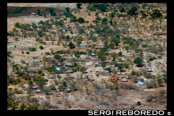 Vistas aéreas de pueblo Mukuni . Zambia . Mukuni , 9,6 km ( 6,0 millas ) al sur -este de la actual Livingstone, fue el pueblo más grande en el área antes de Livingstone fue fundada. Sus habitantes Baleya , originario de la cultura Rozwi en Zimbabwe, fueron conquistados por el Jefe Mukuni que vino del Congo en el siglo 18 . Otro grupo de Baleya bajo Jefe Sekute vivía cerca del río al oeste de la ciudad. Los más numerosos habitantes de la zona , sin embargo, fueron los Batoka bajo Jefe Musokotwane basado en Senkobo , a 30 km ( 19 millas) al norte . Se trata de personas de Tonga del sur, pero son culturalmente y lingüísticamente similar al Baleya y agrupados con ellos como la " Tokaleya ' . El Tokaleya rindió homenaje a la Lozi de Barotseland pero en 1838 el Kololo , una tribu sotho de Sudáfrica desplazados por las guerras zulúes , emigraron hacia el norte y conquistó el Lozi . El Kololo colocó jefes de sus subordinados personas Subiya de Sesheke el Tokaleya . En 1855 viaja misionero escocés David Livingstone fue el primer europeo que se muestra el Zambeze en las proximidades Livingstone y para ver las Cataratas Victoria cuando fue llevado allí por el Jefe Sekeletu Subiya / Kololo . En 1864 el Lozi quitó sus amos Kololo y restableció su dominio sobre el Subiya y la Tokaleya en las cercanías de las Cataratas, que se convirtió en el margen sudeste del mayor reino Barotseland.