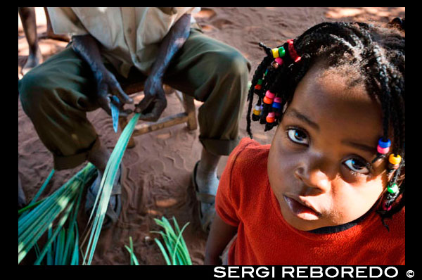 Village Tour Cultural del Jefe Mukuni. La elaboración de artesanías locales. Este pueblo étnico es el hogar del pueblo Leya, o Tokaleya, ya que ahora se llaman a sí mismos, y ha estado en existencia desde el siglo XI, y es por tanto un recorrido aldea cultural de trabajo. Dr. David Livingstone visitó este pueblo en más de una ocasión, sentado bajo un árbol de mango gigante en el medio de la plaza, para reunirse con el jefe actual. Como Jefe visto David Livingstone como un incrédulo, no se le permitió en el compuesto del jefe. Fue también dos hombres de esta aldea, retenedores de largo tiempo de David Livingstone, que llevaba su cuerpo hasta llegar a la costa después de su muerte, cerca del lago Bangweulu. Los descendientes de estos hombres siguen viviendo en el pueblo. Cuando el Dr. David Livingstone o Munali como se le conocía a los africanos, se reunieron con Munokalya Mukuni (Real de Reales), ninguno de ellos se dio cuenta de que comparten una cosa en común - el nombre de "Livingstone". Uno de los rituales durante la coronación transforma el titular Mukuni en el "Living Stone". Y cuando muere su muerte se anunció oficialmente como "Living Stone se hace añicos" la. Jefe Mukuni gobierna conjuntamente la región de Victoria Falls con una reina conocida como Be Dyango. Así, el monarca Mukuni practica un sistema de parentesco dual entre linajes masculinos y femeninos. Debido a esta disposición regla dual que está presente incluso en las aldeas, el desequilibrio de género está en una escala relativamente pequeña en esta cultura.