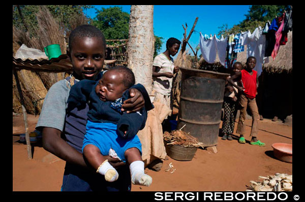 Habitantes de Mukuna Village. En el distrito de Kazungula de la provincia meridional se encuentra el rural Mukuni Village. Se encuentra a sólo siete kilómetros del sitio del patrimonio mundial de Victoria Falls y fue fundada en el siglo XIII por el Bedyango Matriach Tribal Leya, originalmente fue llamado Gundu. Sin embargo, cambió de nombre en el siglo XVII para Mukuni Village después y en honor de Mukokalya Mukuni N'gombe. Mukuni Village está sitauted sobre una loma de arena seca y tiene una población de más de 7000, es el principal pueblo de la Mukuni cacicazgo. El suelo es relativamente infértil y no puede depender de la agricultura, por lo que se han convertido al turismo. Mukuni pueblo es ahora un destino turístico, la introducción de una idea de la herencia cultural de los pueblos Leya, con un maravilloso mercado de curiosidades en desarrollo, la venta de intrincados grabados de madera, gres, joyas y canastas. Hay más de 100 aldeas dentro de la Mukuni cacicazgo, con doce escuelas y tres centros de salud en Mukuni, Songwe y Katapazi. 07 2013 vio la terminación de una cuarta clínica en Mahalululu. La escuela secundaria Mukuni y la unidad de educación especial, ambos financiados por el árbol de la mariposa, fueron las primeras escuelas rurales del distrito. Hemos avanzado un número de escuelas mediante la adición de las aulas y los taladros y construido una nueva escuela entera en Mailami. Trabajamos en colaboración con el Mukuni Development Trust, que se encarga de la administración de la jefatura de ayudar a las personas.