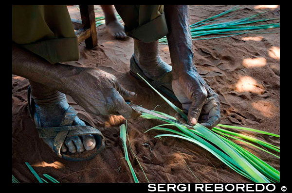 Artesanías hechas en Mukuni Village . Mukuni Village es un pueblo real que fue fundada alrededor del siglo 13 . Es el hogar de unas 7.000 personas Leya . El jefe ha invitado a los visitantes en su aldea para obtener una visión de la forma en que su pueblo ha vivido durante generaciones y para aprender un poco sobre sus costumbres y creencias tradicionales. Guías del jefe y la gente del pueblo son más que feliz de mostrar a los visitantes de sus chozas y le llevará en el interior, explican cómo se construyen y se decoran , presentarle a varios artesanos y mujeres en el trabajo y le pedirá que degustar algunos alimentos y cervezas tradicionales . Este es un pueblo de trabajo , no una atracción turística propósito construido , y es un privilegio ser acogido en su estilo de vida . Mukuni es nuestro tradicional pueblo vecino , que es más de 700 años de edad y todavía gobernado por su gobernante tradicional , Su Alteza Real el Jefe Mukuni , monarca de las Cataratas Victoria . Durante una visita a Mukuni se llega a ver el real Zambia; estás muy bienvenidos a visitar la escuela y la clínica (entre otros).