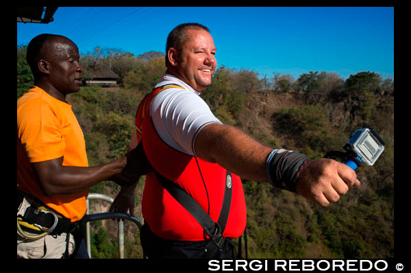 Ponting a les Cascades Victòria . Tot i que mai es va entretenir la idea de fer això , literalment testimonis de gent que fa la gran capbussada de l' Livingstone Memorial Bridge . Tot i que semblava estar a certa distància en les calçades de Zimbabwe , encara podíem escoltar els crits dels ponts bungy a través del soroll de fons de les Cascades Victòria eixordador en el fons. He de creure que això és potser una de les formes més boges de veure les Cascades Victòria ( potser a l'inrevés ) , ja que podíem veure els ponts s'estaven ruixats per les caigudes , a més de ser suspeses aparentment abast dels braços del riu turbulent Zambezi . Aquest no és el nostre tipus d'excursió , però estic segur que hi ha addictes a l'adrenalina que cal viuen per això . L'original , l'únic, el que no s'ha de perdre , la màxima emoció ! 111m de pura adrenalina ! Fora del famós Pont de les Cascades Victòria , amb un espectacular teló de fons de les majestuoses Cataractes Victòria , es mouen cap a la vora , amb els braços cap a fora i 5-4-3-2-1 - BUNGEE deixant a tu mateix caient en picat cap a les aigües rugents dels ràpids del riu Zambeze i deixar que el flux d'adrenalina . Per als més experimentats , parli amb el seu mestre de salt i fer-lo més aventurer i ple d'acció , fent un Back- flip turmell lligat o Estrella Ascensor.