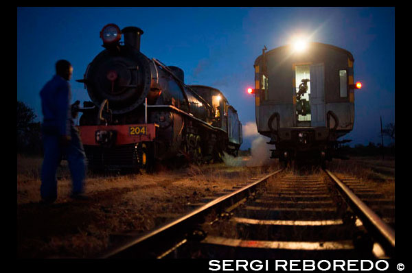 Livingstone exprés tren de luxe a la nit . Recollits de la Royal Livingstone Hotel , els visitants aborden el immaculat vagó de primera classe de la verema Lounge . Estar ben una dècima classe N º 156 o una locomotora classe 12 N º 204 , el carbó es pala i entra en erupció de vapor , l'enviament alegrement Pöttering per les vies . Partint de tres vegades a la setmana, aquest tren de luxe surt de l'estació a les 17h45 . Una vegada a bord , el viatge el portarà a les portes de Mosi - oa - Tunya Game Park : una gran oportunitat de veure elefants , rinoceronts blancs , búfals , així com girafes , zebres , hartebeest , antílop , impala , senglars , babuins i micos . 19:00 veu que fan malbé amb un sopar de 6 plats , acompanyada per la seva elecció d'un bon vi , cervesa o refrescs . Amb el viatge en tren més pintorescos al sud d'Àfrica , la comoditat del seu carro ofereix un ambient de confort i elegància de la qual s'arriba a veure les vistes que passen . Després d'una nit de guanyar , menjador i viatjar amb estil absoluta , els hostes són retornats amb seguretat a la Royal Livingstone Hotel at 22h00.