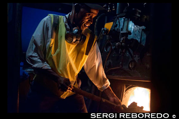 Uno de los trabajadores ferroviarios del Livingstone expreso tren de lujo de carbón alimentado tren locomotora. El tren se detiene en el puente y permitir a los pasajeros a tomar en el magnífico espectáculo y para captar que toda la foto importante del momento en que el sol africano se pone sobre una de las 7 maravillas naturales del mundo. Junto con vistas de clase mundial, el Royal Livingstone Express proporciona una fantástica experiencia de cinco estrellas a medida que viaja a través del pintoresco valle de Zambezi y en el Mosi-Oa-Tunya Wildlife Park. Los entrenadores de estilo Pullman se remontan a la década de 1930 se han restaurado a su antigua gloria creando una sensación de nostalgia y añadiendo a la autenticidad de la jornada.