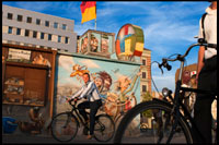Alemanya, Berlín . Bicicletes . Una tarda de relaxar-se en la gespa de l'East Side Gallery , al costat del riu Spree . La East Side Gallery És Un monument internacional Per la Llibertat. Es Tracta D'Una Secció de 1,3 quilòmetres de llarg del mur de Berlín , l' situat prop del centre de Berlín , a Mühlenstraße a Friedrichshain . La frontera real en Aquest punt era el riu Spree . La Galeria no està ubicada al Anomenat " hinterland Mauer " , que Turó La frontera to Berlin Oriental . La Galeria CONSTA de 105 pintures d'Artistes de Tot El Món , pintat el 1990 a El Costat Est del Mur de Berlín . La East Side Gallery SER FUNDADA després EMPRESES La Fusion Exitosa d'Associacions VBK dels dos Artistes Alemanys i BBK . Els Membres Fundadors were la speche de l'Associació Federal d'Artistes BBK Bodo Sperling , Barbara Greul Aschanta , Jörg Kubitzki i David Monti . És possiblement la Galeria a l'Aire lliure més gran Directius i d'alcalde DURADA a El Mundo . Pintures de Jürgen Grosse àlies INDIÀ , Dimitri Vrubel , Siegfrid Santoni , Bodo Sperling , kasra Alavi , Kani Alavi , Jim Avignon , Thierry Noir , Ingeborg Blumenthal , Ignasi Blanch i Gisbert , Kim Prisu , Hervé Morlay VR i Altres han Seguit . Les pintures en el Document de East Side Gallery Un Moment de Canvi i expressar l'eufòria i Grans esperances de l'ONU Futur Millor , més lliure Per Tots Els Pobles del Món . Al juliol de 2006 , paràgraf facilitar l' Accés al riu Spree d'O2 World , els una secció de 40 metres si Trasllat Una mica a l'oest , al Paral · lel a la posició d'Una Secció de 23 metres originals no està programat paràgraf servei Eliminat el 1 març 2013 , paràgraf donar pas a apartaments de luxe . Cap dels Artistes Que les seves Obres Seran destruïdes van ser informats Estós avions . El Treball de demolició en Realitat començar l'1 de març de 2013. Segons alemanya de notícies FOCUS , Les autoritats no tenien Coneixement de l'inici de la demolició . A causa A La participació Dels manifestants , la demolició en si el va posposar per Menys del fins al 18 de març de 2013.