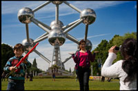 BRUSSEL · LES. El Atomium, amb els seus 102 metres d'altura i 2400 tones de pes, representa l'estructura d'un àtom de ferro augmentat 165 milions de vegades. Els seus esferes van ser construïdes per André Waterkeyn en acer i alumini per a l'Exposició Internacional de 1958, i està formada per nou esferes de 18 metres de diàmetre cadascuna, comunicades entre si per escales mecàniques. En principi es va parlar de desmuntar una vegada conclosa l'exposició, però ràpidament es va convertir en una atracció turística que encara perdura en l'actualitat, i que s'ha convertit fins i tot en una icona de la ciutat. El març del 2004 es va dur a terme un procés de rehabilitació que va durar fins al febrer del 2006, incloent un ascensor que puja fins al cim a una velocitat de 5 m / s. Compta amb un espai interior per a albergar exposicions i un restaurant.