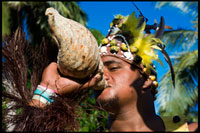 COOK ISLAND : Aitutaki . Illa Cook . Polinèsia . El sud de l'Oceà Pacífic . Un actor vestit de la Polinèsia que bufa un cargol a Aitutaki Punarei Culture Tours . Aquesta és una oportunitat única perquè vostè aprengui sobre la cultura antiga , els mites , les llegendes i les formes tradicionals dels nostres avantpassats . El tour és una bona manera de descobrir la història , les tècniques tradicionals , l'art i les creences de l'illa d'Aitutaki . El recorregut conclou amb una festa tradicional ( UMU kai ) per dinar a l'hotel . Els segons navegants de la nota eren Et Erui i el seu germà Matareka . Et Erui va partir de Havaiki a la canoa Viripo , un huracà inesperat , hur1'hia , desarborat seu vaixell , però les hi va arreglar per tornar a Havaiki . En ser informat per un sacerdot que la causa del desastre es va deure a la denominació de la seva canoa , immediatament es va construir una altra canoa . El vaixell, amb l'assessorament del sacerdot , va ser nomenat Et Rangi - pae - uta , i els dos pals van ser nomenats després dels déus Rongo i Tangaroa . D'aquesta manera , amb la divinitat asseguda al ventre de la seva vela, que van fer front a la mar una vegada més en la seva recerca de la terra . Va aterrar al costat oest de Aitutaki , en un punt en l'escull conegut com Te Rua - Karae . Aquí ell es va oposar a un dels descendents de l'EF , que va dir : " Tera Et Moana Uriuri o Hiro Haere ki i'eira kimi Henua ai . " - " . Aquí està el mar porpra de Hiro Veu allà to.seek terra . " La petició va ser desatesa . Després de diversos opositors matant , Et Erui tallar un canal a través de l'escull amb el seu aixa , Haumapu , i finalment es va establir a Reureu . El canal que s'acredita a la capacitat d'enginyeria de Te Erui és Et Rua - i- kakau , el passatge del vaixell que ha estat una benedicció tal inestimable a Aitutaki . Els diversos llocs històrics esmentats es mostren al mapa d'Aitutaki . Ruatapu , la tercera voyager de nota , vi de Taputapuatea a Rarotonga , i després successivament a Rar - ki - tonga , Mauke i Atiu . Durant aquests viatges en la seva canoa tenia el nom de Te Kareroa - i- tai . En Atiu , el nom va ser canviat a la canoa Tuehu - Moana , i en ell va navegar a Manuae i després Aitutaki