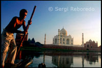 ÍNDIA CREUANT EL RIU GANGES El vell llavors li fila al llarg del riu darrere del Taj, i obtindrà una visió màgica, a la part posterior de l'aigua, tot a tu mateix. Per desembarcar a la riba oposada, només li pregunto. És fang, però de vegades hi ha coses interessants a la vora, el que es veuria molt bé en el primer pla d'una foto - nens jugant, búfals, bandades d'ocells, etc Mahal d'Agra Taj és un dels edificis més famosos del món, el mausoleu de l'esposa preferida de Sha Jahan, Mumtaz Mahal. És una de les Noves Set Meravelles del món, i un dels tres llocs del Patrimoni Mundial a Agra. Completat el 1653, el T j Mahal va ser construït pel rei mogol Sh h Jah n com el lloc de descans final per a la seva estimada esposa;???? Mumt z Mahal. Acabats en marbre, és potser el monument més fascinant i bella de l'Índia. Aquest monument perfectament simètric va prendre 22 anys (1630-1652), de la mà d'obra i 20, els treballadors 000 paletes i joiers per construir i es troba enmig de jardins. Creat per l'arquitecte persa? Ust d 's;? El T j Mahal és a la vora del riu Yamuna. Es pot observar des del Fort d'Agra, des d'on l'emperador Sh h Jah núm mirar-hi;?? En els últims vuit anys de la seva vida, un presoner del seu fill Aurangzeb. Es tracta d'una reconeguda obra mestra de simetria. Els versicles de l'Alcorà s'inscriuen en ell i en la part superior de la porta són vint-i petites cúpules, que significa el nombre d'anys que el monument va trigar a construir-se. El T? J Mahal va ser construït sobre una plataforma de marbre que està per sobre d'una pedra arenisca. La cúpula més elegants de la T j Mahal té un diàmetre de 60 peus (18 m);? I s'eleva fins a una altura de 80 peus (24 m), just sota d'aquesta cúpula és la tomba de Mumt z Mahal?. Shah Jah? N de la tomba es va erigir al seu costat pel seu fill Aurangzeb. Els interiors estan decorats amb incrustacions de marqueteria fina, la incorporació de pedres semi-precioses.
