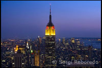 Nova York. Empire State Building vist des del Top of the Rock del Rockefeller Center. 350 Fifth Ave cantonada 34th St L'Empire State és l'edifici més famós i estimat de Nova York. Va ser inaugurat l'1 de maig de 1931 pel president Hoover, que va activar les llums de l'edifici des de Washington. Durant 40 anys va ostentar el títol d'edifici més alt del món, perdent-després de la construcció de les Torres Bessones del World Trade Center. L'Empire State ocupa el mateix terreny on estava ubicat el primer Waldorf-Astoria Hotel, que va ser venut el 1928 pel seu propietari, John Jacob, Jr, John Jakob Raskob, fundador de General Motors. Les obres de l'edifici van començar el març de 1930 i van ser dirigides per Shreve, Lamb & Harmon Associates. Es va construir a una gran velocitat, amb una mitjana de 4.5 pisos a la setmana, completant en un any i 45 dies. Mesura 443.2 metres d'altura, incloent l'antena de 62 metres, i té 102 pisos. La base de l'antena es va projectar com amarratge per dirigibles, però la idea va haver d'abandonar després de dos intents fallits d'amarratge que van estar a punt de provocar un accident. L'edifici es va construir en plena crisi econòmica, el que li va afectar greument en l'arrendament de les oficines, ocupant-se només el 25 per cent d'elles en la seva obertura i guanyant-se el sobrenom de "Empty State Building". La recuperació econòmica del país no es va produir fins a la dècada dels 40, moment en què els despatxos de l'Empire State van començar a omplir-se. En els anys 50, va ser venut en tres ocasions signant-se contractes d'arrendament a llarg termini, assegurant d'aquesta manera l'ocupació del edificio.2620: Chelsea i Garment District. Worth Monument. 5th Avenue i Broadway St Aquesta estàtua en forma d'obelisc es va construir el 1857 per mostrar el lloc exacte on està enterrat el general William Worth que va lluitar en la guerra contra Mèxic de mitjan segle XIX.