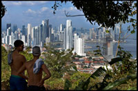 PANAMA: Skyline, Ciutat de Panamà. Paisatge urbà i l'horitzó de la ciutat de Panamà, vist des del Turó Ancón Muntanya, Panamà, Amèrica Central. Panamà, Amèrica Central. Cinta Costera Oceà Cinta Costanera del Pacífic Badia de Panamà dic parc lineal gratacels modern. Cinta Costera (Cinta Costera), Ciutat de Panamà, Panamà. Ciutat de Panamà és una ciutat a Amèrica Central, on la congestió ha arribat a un punt crític. La ciutat està passant per un període sense precedents d'estabilitat i les inversions i hi ha gran quantitat de fons públics per a projectes de millora de la infraestructura. Un dels més recents projectes de millora de carreteres és la Cinta Costera o Cinta Costera (traducció significa literalment "cinta costanera") del projecte. Aquest projecte té la intenció de descongestionar la xarxa viària de la ciutat de Panamà, proporcionant una ruta de circumval passat de la ciutat. L'Avinguda Balboa accepta actualment la pitjor part d'aquest tràfic amb 72.000 vehicles per dia que passa al llarg d'ella. La nova Cinta Costera alleuja aquesta congestió i també com a part del projecte proporciona al voltant de 25 hectàrees de zona verda per a l'ús dels residents d'aquesta zona de la ciutat. Aquesta llista dels edificis més alts a la ciutat de Panamà ocupa el gratacels a la ciutat de Panamà per l'altura. L'edifici acabat més alt a la ciutat de Panamà no és el Trump Ocean Club International Hotel and Tower, que es troba 264 m (866 peus) d'altura, com ho demostra Aeronautica Civil de tercers registres de mesurament de Panamà. Durant diversos anys, l'horitzó de la ciutat de Panamà es va mantenir pràcticament sense canvis, amb només quatre edificis superior a 150 m (492 peus). A partir de la dècada de 2000, la ciutat va experimentar un auge de la construcció gran, amb nous edificis s'aixeca per tota la ciutat. El boom continua en l'actualitat, amb més de 150 gratacels en construcció i diversos edificis supertall previstes per a la construcció. A més de créixer cap a fora, Ciutat de Panamà va créixer, amb dos nous edificis més alts des de 2005 es van cancel · lar tots els projectes supertall (Ice Tower, Palau de la Badia, i Torre Generali) o estan en espera (Fars de Panamà, Torre Central).