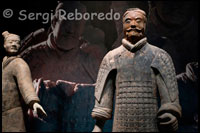 XINA: Xian i Guerrers de Terracota Algunes de les figures dels Guerrers de Xi'an. Alberga la col · lecció de figures de cavalleria de l'exèrcit de Qin composta per més de 1.300 peces, entre cavalls i genets, disposats en catorze files, protegit per un grup d'avançada d'arquers agenollats. En aquesta sala també ens delecten més amb la presència de cinc soldats: un parell d'arquers, un soldat amb el seu cavall i un parell d'oficials de rang mitjà i alt. Per veure que pot estar més prop del que percep el grau de perfecció i el maneig de les escultures, que està atent a cada detall, tenint en compte també que cap de les parts es fabriquen en sèrie i cada peça és única i diferent al resta. El forat tres és el més petit i està situat a uns vint metres al nord-est de la primera. Només conté 72 figures, compostes principalment per oficials, comandants i generals d'alt rang pertanyents a la unitat de control. En arribar a la fossa número u, s'omple d'un silenci interior, contemplant la mostra es pregunten en la perspectiva dels 6.000 figures de guerrers, carros i cavalls disposats en posició de batalla i s'alinea cap a l'extrem oriental