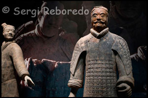 XINA: Xian i Guerrers de Terracota Algunes de les figures dels Guerrers de Xi'an. Alberga la col &middot; lecci&oacute; de figures de cavalleria de l'ex&egrave;rcit de Qin composta per m&eacute;s de 1.300 peces, entre cavalls i genets, disposats en catorze files, protegit per un grup d'avan&ccedil;ada d'arquers agenollats. En aquesta sala tamb&eacute; ens delecten m&eacute;s amb la pres&egrave;ncia de cinc soldats: un parell d'arquers, un soldat amb el seu cavall i un parell d'oficials de rang mitj&agrave; i alt. Per veure que pot estar m&eacute;s prop del que percep el grau de perfecci&oacute; i el maneig de les escultures, que est&agrave; atent a cada detall, tenint en compte tamb&eacute; que cap de les parts es fabriquen en s&egrave;rie i cada pe&ccedil;a &eacute;s &uacute;nica i diferent al resta. El forat tres &eacute;s el m&eacute;s petit i est&agrave; situat a uns vint metres al nord-est de la primera. Nom&eacute;s cont&eacute; 72 figures, compostes principalment per oficials, comandants i generals d'alt rang pertanyents a la unitat de control. En arribar a la fossa n&uacute;mero u, s'omple d'un silenci interior, contemplant la mostra es pregunten en la perspectiva dels 6.000 figures de guerrers, carros i cavalls disposats en posici&oacute; de batalla i s'alinea cap a l'extrem oriental