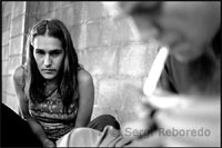 Rastros de rostros en un prado rojo (y negro) relata así a través de entrevistas fruto un tenaz trabajo de investigación, cómo aquellas gentes desalojadas para no mancillar la imagen de la ciudad para la Expo «pronto se aunaron para que aquel recóndito e inhóspito rincón fuera suyo».