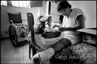 Abrigos de Don Rodrigo de Menezes (Salvador de Bahia).  Every patient disposes a room and looks for pastime. Cushions of colourful strips are very traditional in the country.