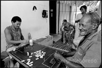 En Marituba els homes juguen al domino i PARLEN i discuteixen de política, futbol i dels problemes de la comunitat. Ex Malalts, funcionaris i ociosos, aquí tots són jugadors de domino