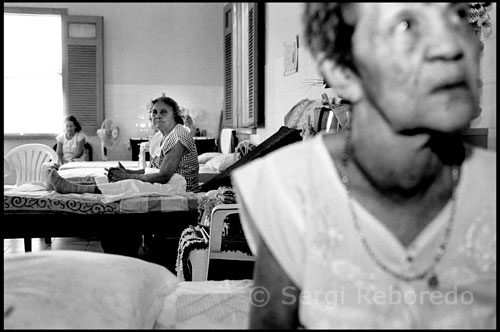 Asilo de la antigua colonia de Maracanaú (Ceará). Maria Barros no sabe la edad que tiene.  Llegó a la colonia con 20 años y perdió la noción del tiempo. “Las chicas” comparten habitación y sus manualidades adornan la habitación. La tasa de detección de casos de lepra, en Brasil en el año 2002, fue de 2,69 por 10.000 hab, con 47 026 casos nuevos detectados. La región Norte presentó la mayor tasa del país, con 7,73 por 10 000 hab., seguida de la región Centro-Oeste con 6,61 por 10 000 hab., considerándose, según parámetros aceptados por el Ministerio de la Salud como áreas hiperendémicas. La región nordeste con una tasa de 3,23 por 10 000 hab. y el sudeste con 1,46 por 10 000 hab. fueron consideradas de alto riesgo. Mientras, la región sul con una tasa de detección de 0,75 por 10 000 hab. se evaluó como de media intensidad de transmisión.